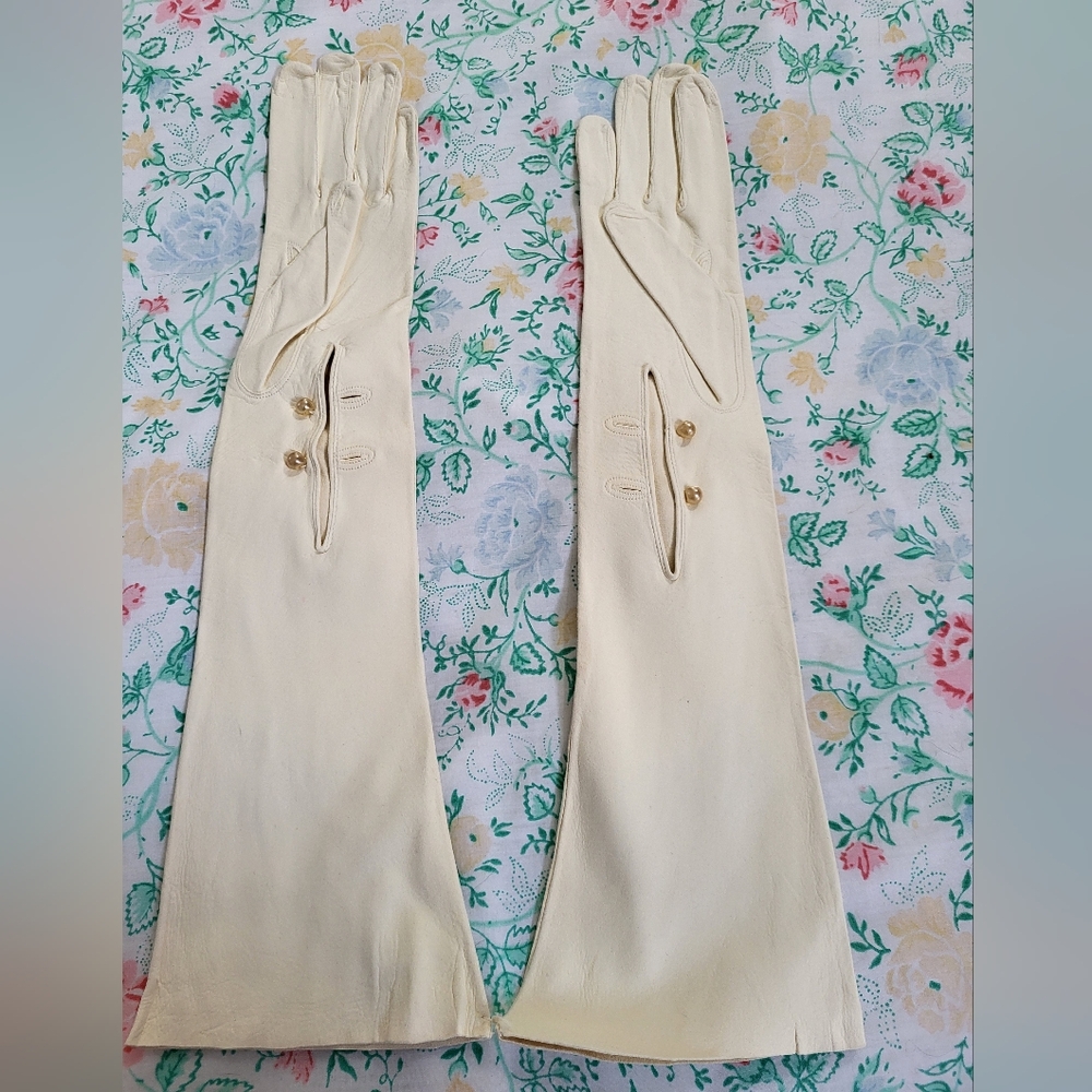 Vintage 1940s Doeskin Elegant Cream Long Gloves